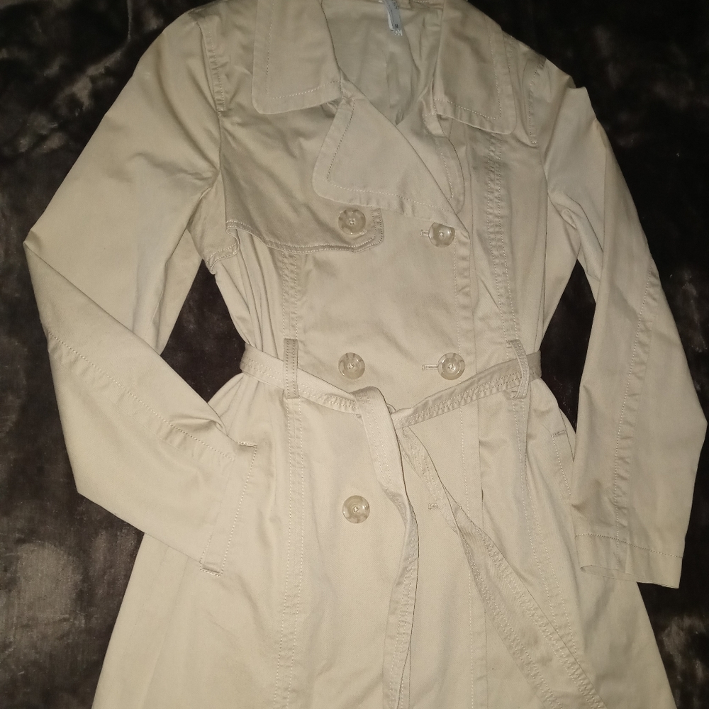 Trench coat winter jacket wore once or size medium all buttons and belt
